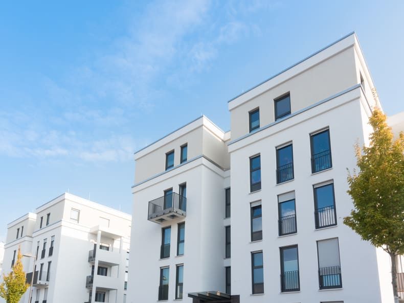 Weißes Gebäude mit blauem Himmel